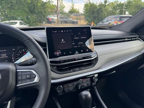 Used 2025 Jeep Compass Limited image 17