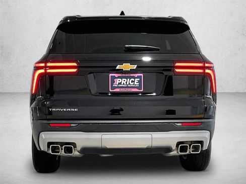 Used 2026 Chevrolet Traverse LT FWD image 4
