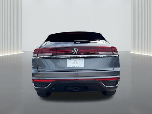 Used 2024 Volkswagen Atlas Cross Sport SE w/ Panoramic Sunroof Package FWD image 5
