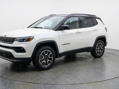 Used 2025 Jeep Compass Trailhawk image 3