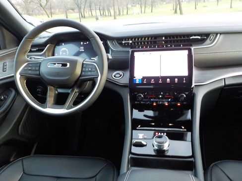 New 2025 Jeep Grand Cherokee Limited image 12