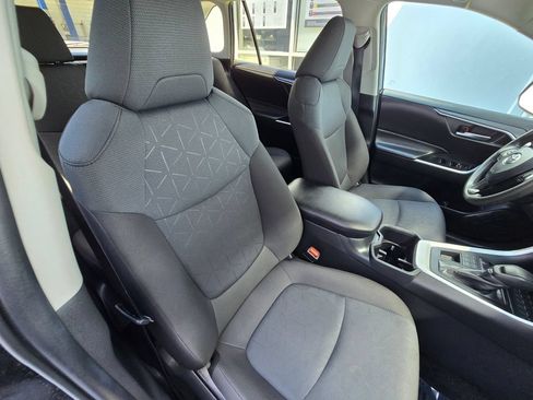 Used 2025 Toyota RAV4 XLE AWD/4WD image 11