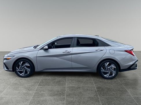 Used 2025 Hyundai Elantra SEL FWD image 2