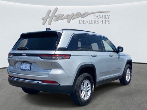 Used 2025 Jeep Grand Cherokee Laredo RWD image 3