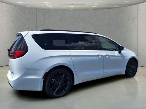 New 2026 Chrysler Pacifica Limited w/ S Appearance Package FWD image 5