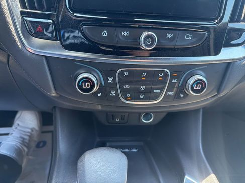 Used 2023 Chevrolet Traverse LT FWD image 16