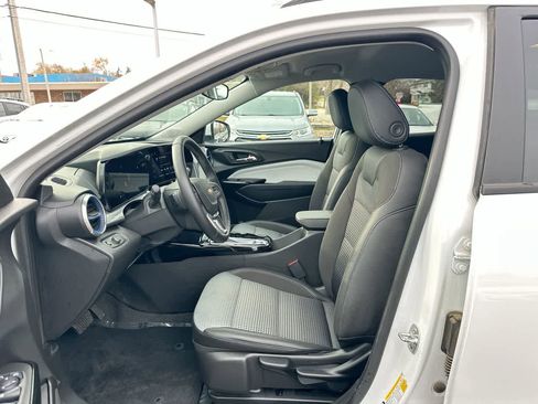 Used 2025 Chevrolet Trax LT w/ LT Convenience Package image 21