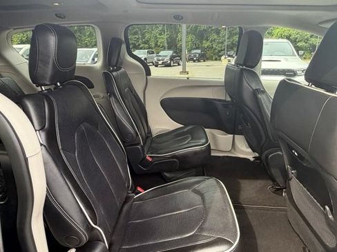 Used 2023 Chrysler Pacifica Limited FWD image 30