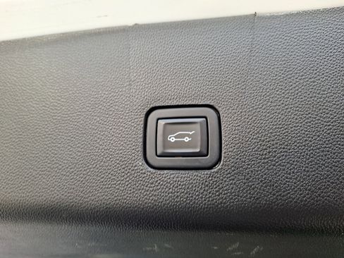 Used 2021 Chevrolet Traverse LT image 31