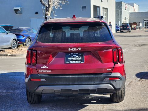 Used 2023 Kia Sorento S image 12