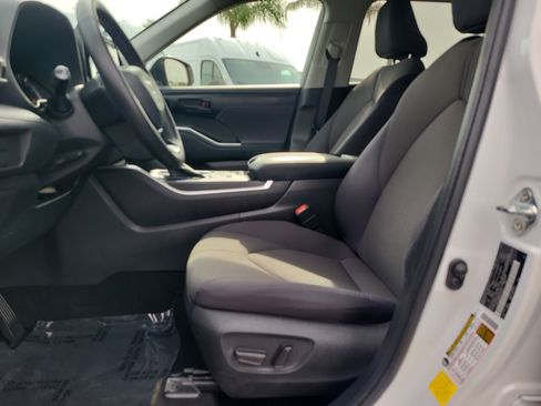 Used 2022 Toyota Highlander LE FWD image 18