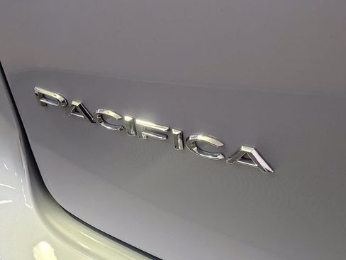 Used 2023 Chrysler Pacifica Touring-L AWD/4WD image 31