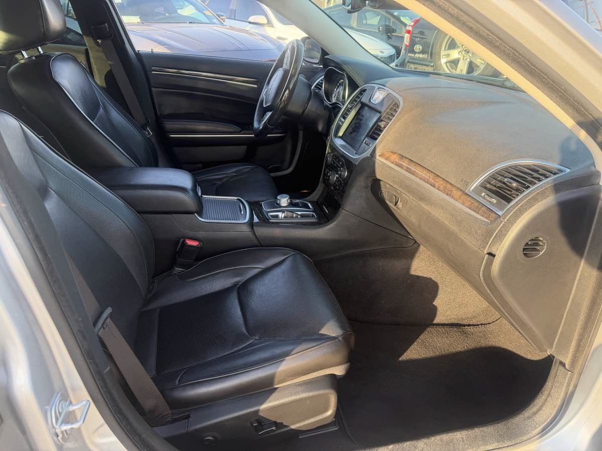 Used 2019 Chrysler 300 Limited w/ Safetytec Plus Group RWD image 28