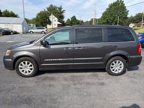 Used 2016 Chrysler Town & Country Touring w/ Driver Convenience Group FWD image 2