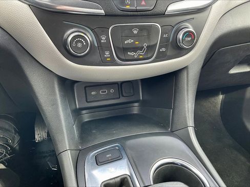 Used 2023 Chevrolet Equinox LS AWD/4WD image 24