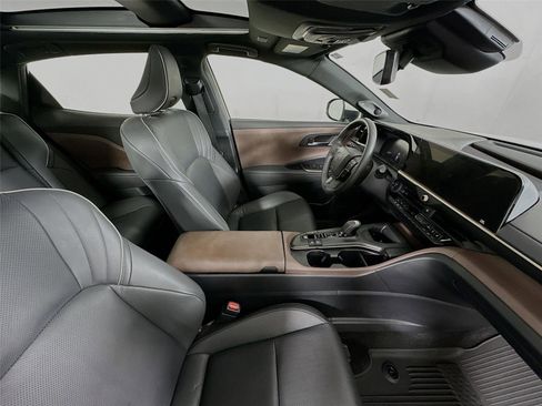 Certified 2023 Toyota Crown Limited image 28