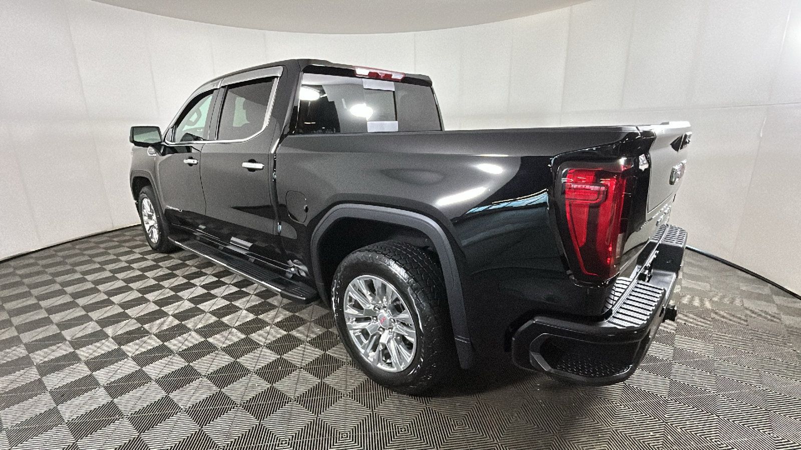 Used 2025 GMC Sierra 1500 Denali AWD/4WD image 5