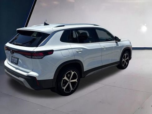 Certified 2025 Volkswagen Tiguan SE FWD image 2