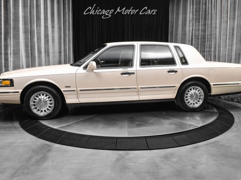 Used 1997 Lincoln Town Car Cartier image 1