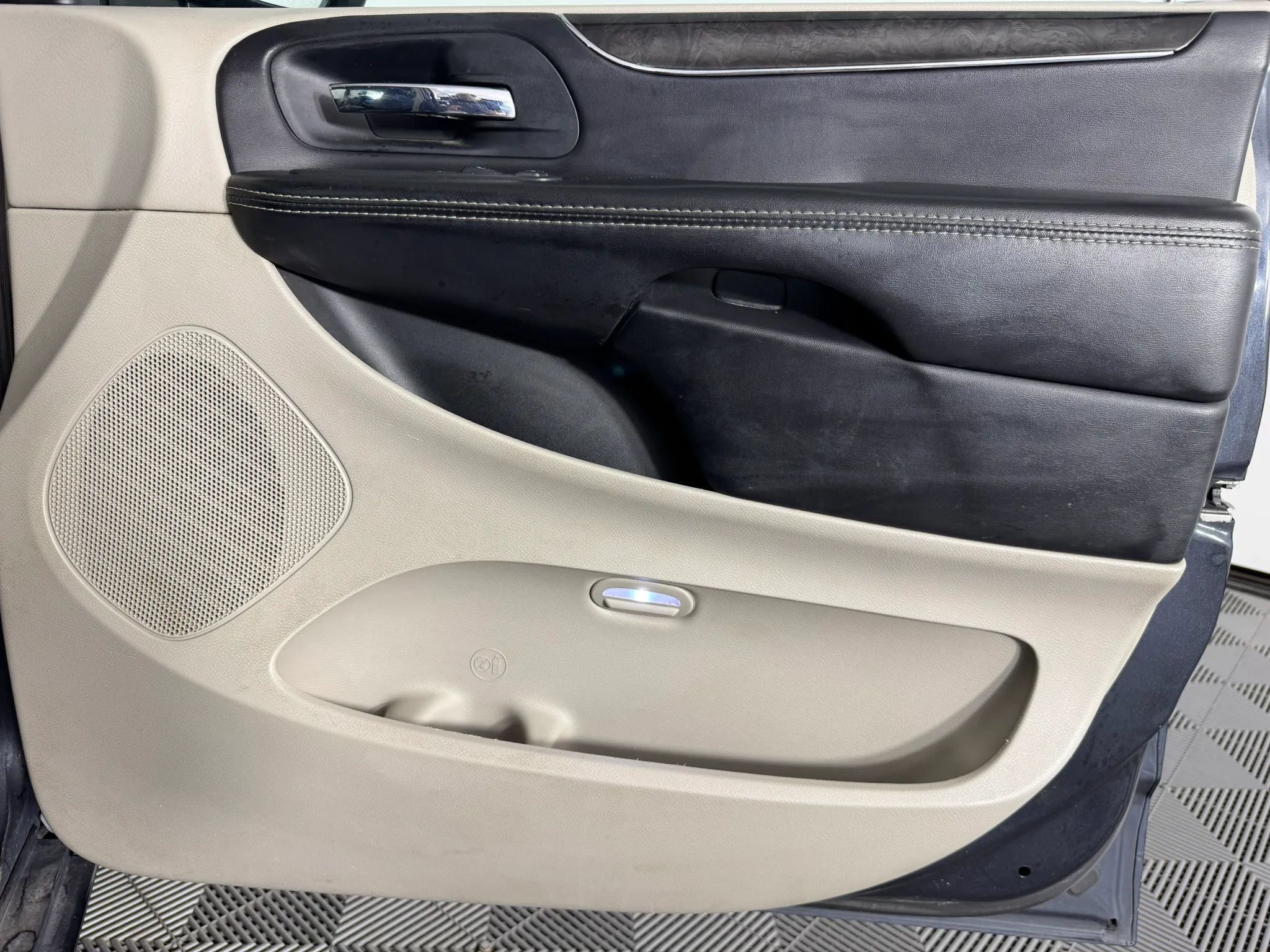 Used 2014 Chrysler Town & Country Touring-L w/ Driver Convenience Group FWD image 41