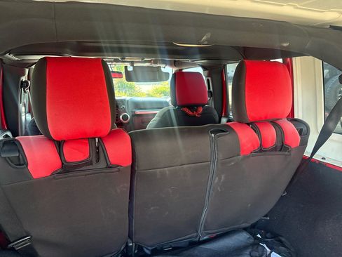 Used 2018 Jeep Wrangler Unlimited Sahara image 13