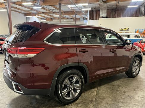 Used 2019 Toyota Highlander Limited Platinum AWD/4WD image 7