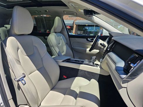 Used 2019 Volvo XC60 T5 Momentum w/ Premium Package FWD image 11