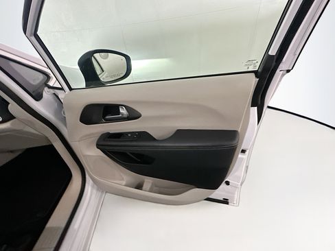 Used 2024 Chrysler Pacifica Touring-L image 33