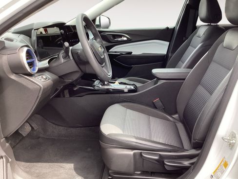 Used 2025 Chevrolet Trax LT FWD image 25