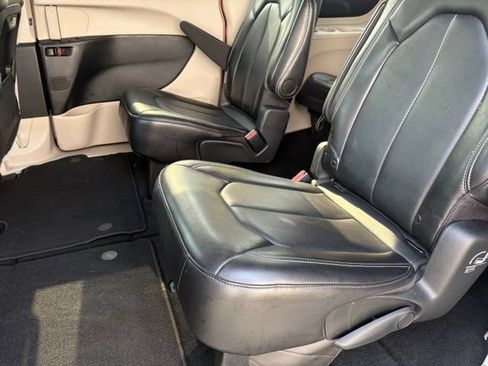 Used 2024 Chrysler Pacifica Touring-L FWD image 11