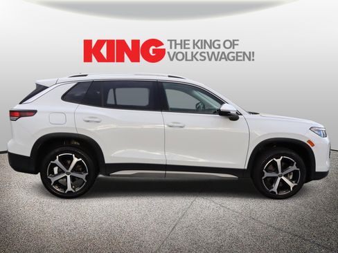 Used 2025 Volkswagen Tiguan SE w/ Panoramic Sunroof Package AWD/4WD image 2