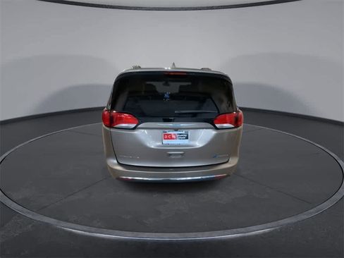 Used 2018 Chrysler Pacifica Touring-L image 7