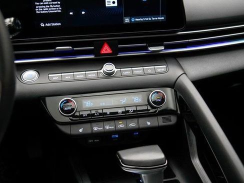 Used 2025 Hyundai Elantra SEL image 30