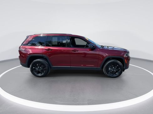 Used 2024 Jeep Grand Cherokee Altitude image 23