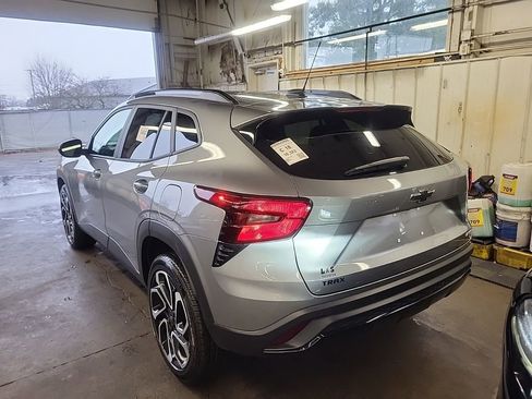 Used 2025 Chevrolet Trax RS w/ Sunroof Package image 5