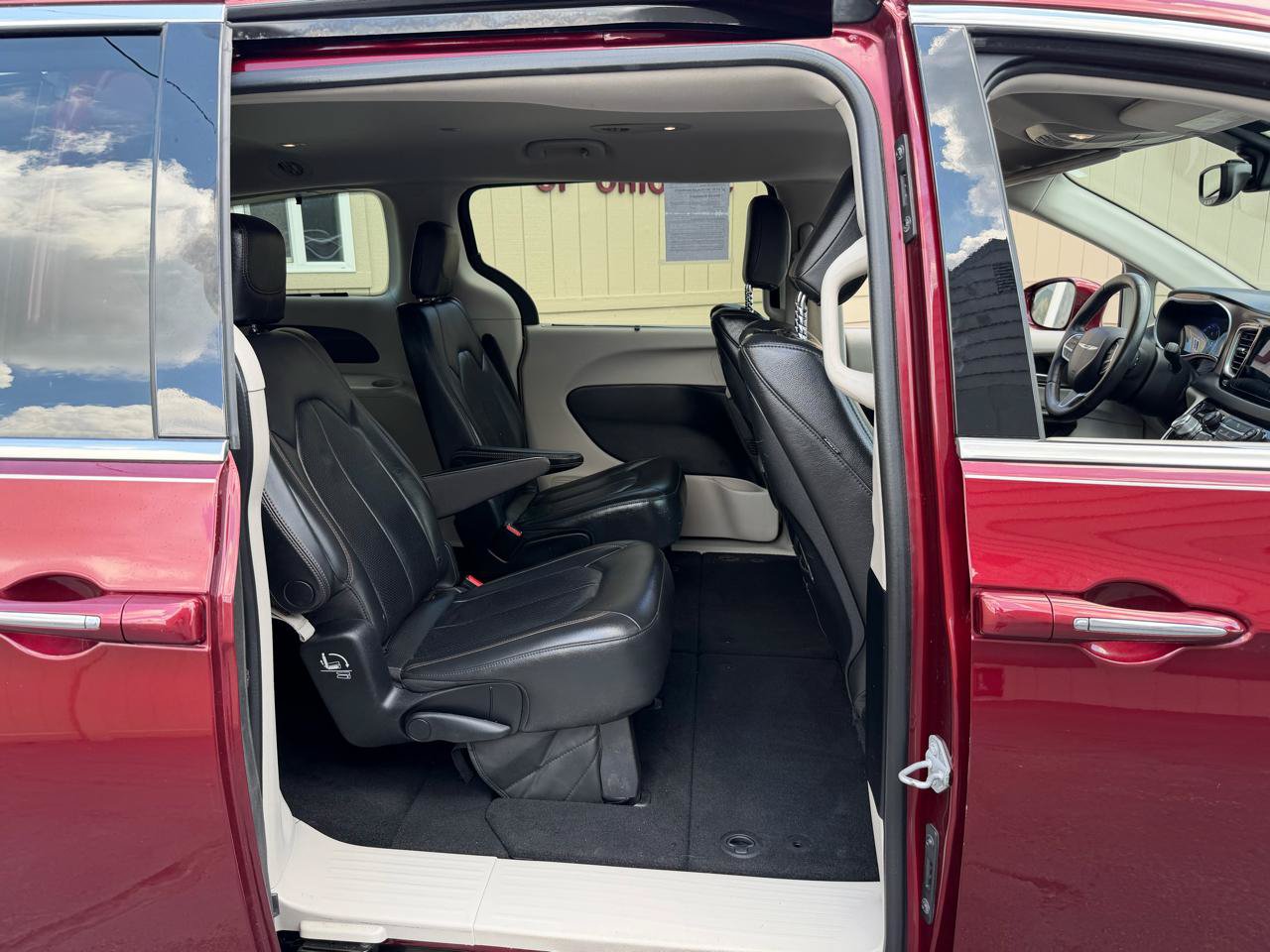 Used 2017 Chrysler Pacifica Touring-L Plus FWD image 4
