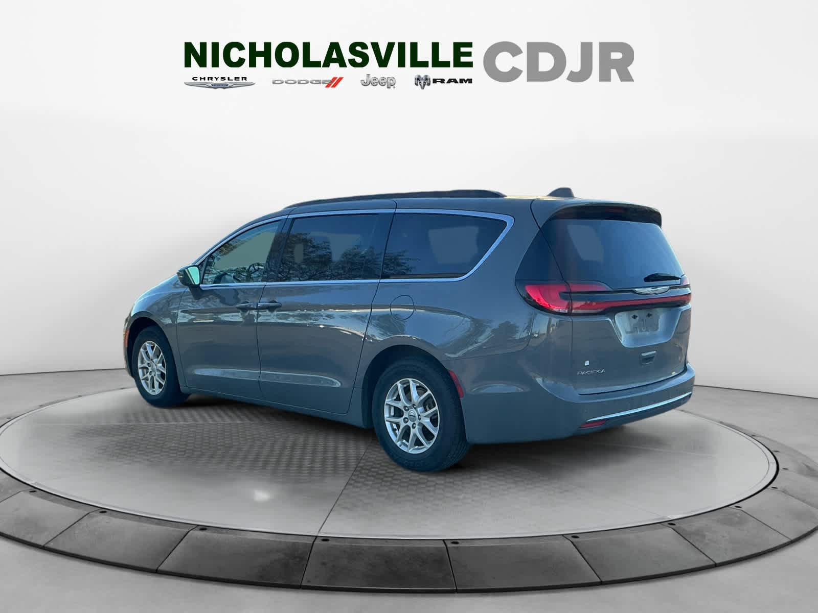 Used 2022 Chrysler Pacifica Touring-L FWD image 3