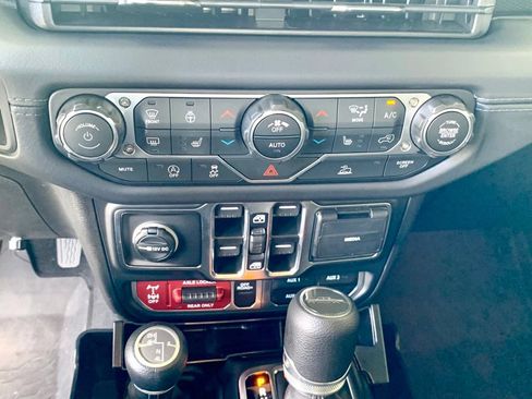Used 2025 Jeep Gladiator Mojave w/ Convenience Group AWD/4WD image 36