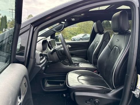 Used 2024 Chrysler Pacifica Premium FWD image 14