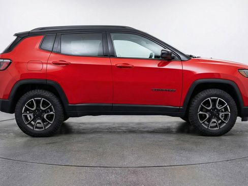 Used 2025 Jeep Compass Trailhawk AWD/4WD image 8