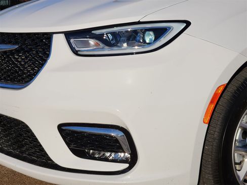 Used 2025 Chrysler Pacifica Select image 8