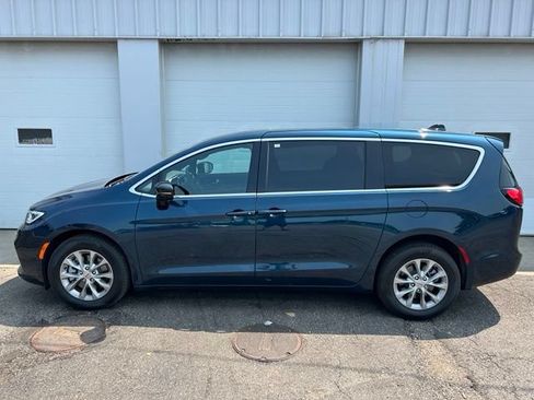 Used 2025 Chrysler Pacifica Select AWD/4WD image 3