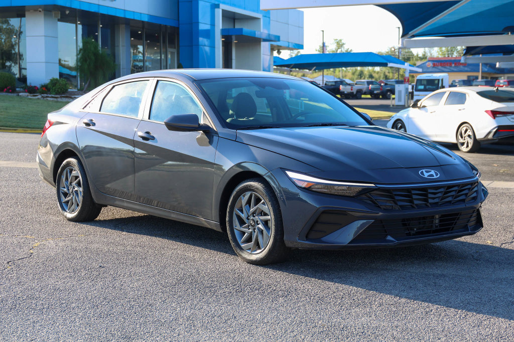 Used 2025 Hyundai Elantra Hybrid FWD image 1