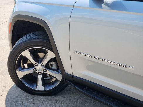 Used 2023 Jeep Grand Cherokee Limited AWD/4WD image 17