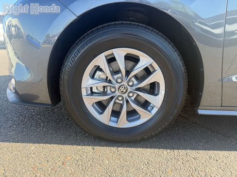 Used 2025 Toyota Sienna LE image 11