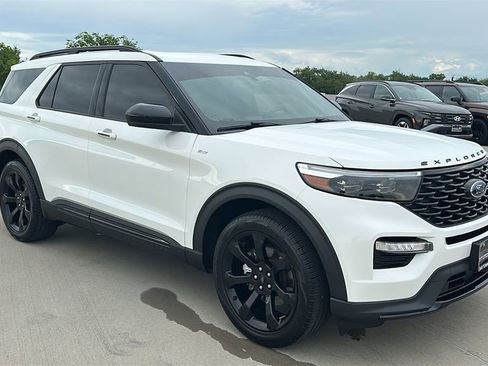 Used 2024 Ford Explorer ST-Line w/ Class IV Trailer Tow Package RWD image 16