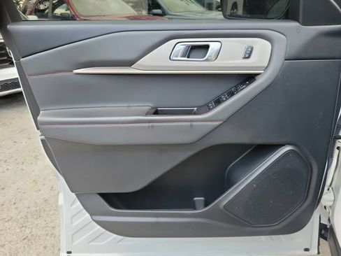 Used 2025 Ford Explorer Active RWD image 9