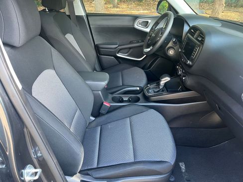Used 2025 Kia Soul FWD image 33