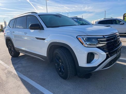 Used 2024 Volkswagen Atlas Peak Edition SEL image 2