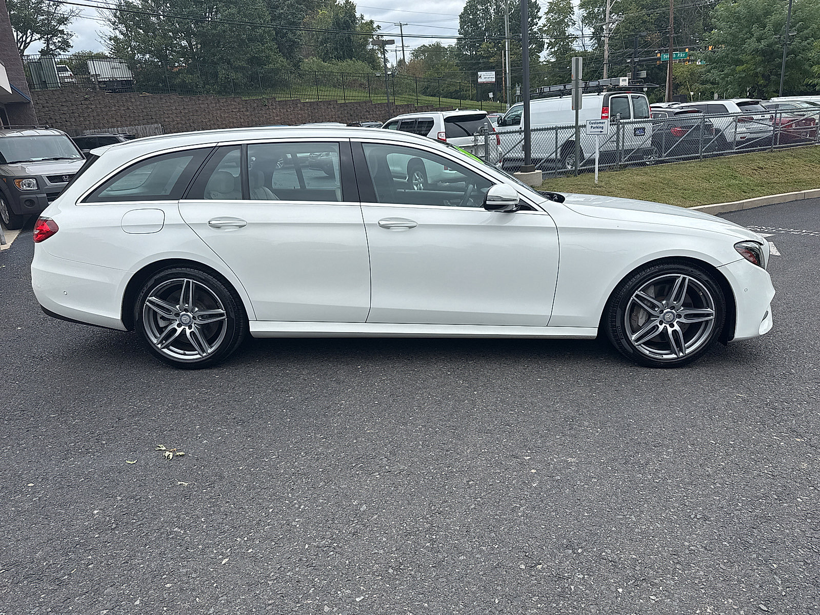 Used 2017 Mercedes-Benz E 400 4MATIC Wagon image 3